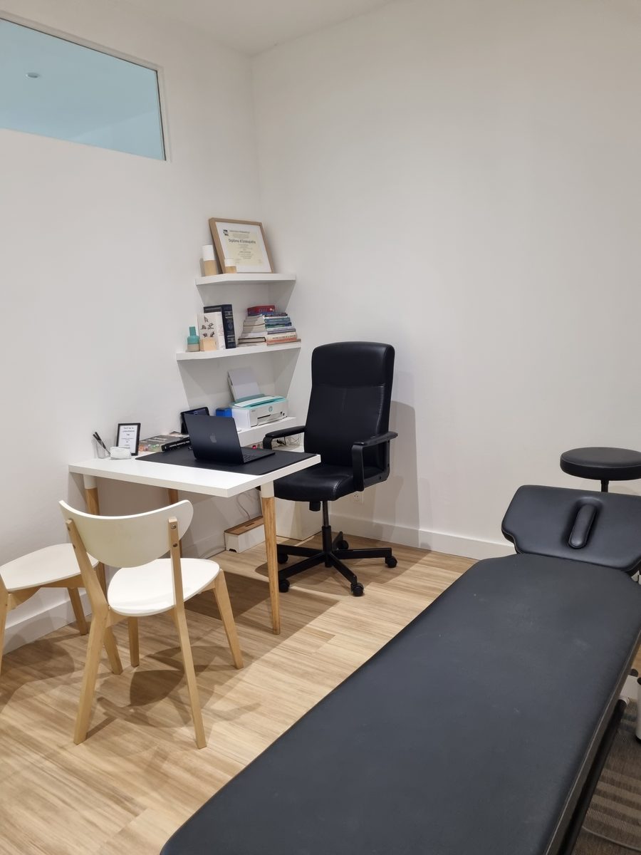 Salle de consultation ostéopathie Paris 3e – table de traitement et bureau
